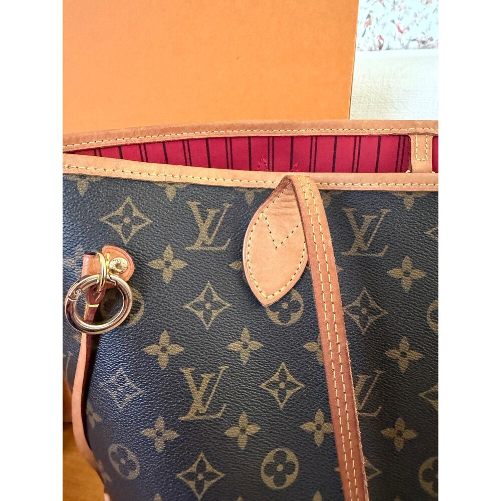 Louis Vuitton Neverfull MM in Monogram with Cherry Red Striped Interior - Picture 8 of 10